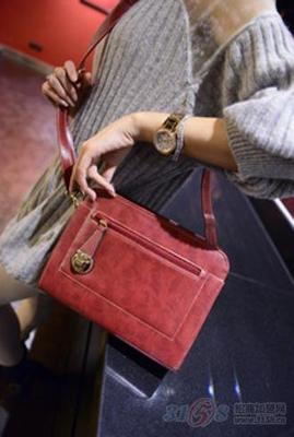 復(fù)古時(shí)尚新風(fēng)尚 油皮粗線(xiàn)插鎖定型包，休閑簡(jiǎn)約的單肩手提藝術(shù)